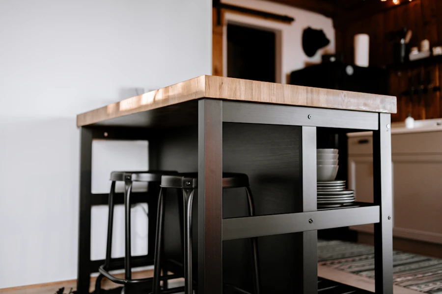 Freistehende Arbeitsfläche aus Holz in einer Küche