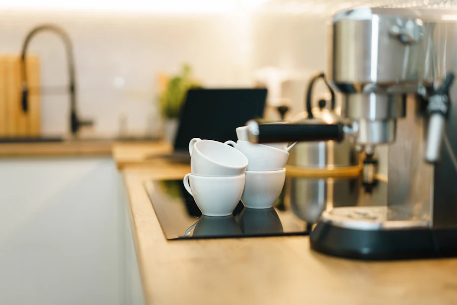 Kaffee-Ecke mit Tassen und Espressomaschine auf einer Holzarbeitsfläche